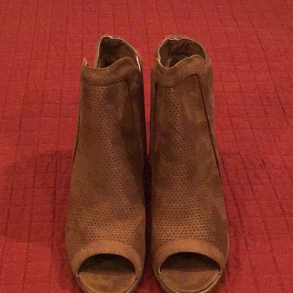 Sz.10 Refresh Peep Toe Suede Like Booties